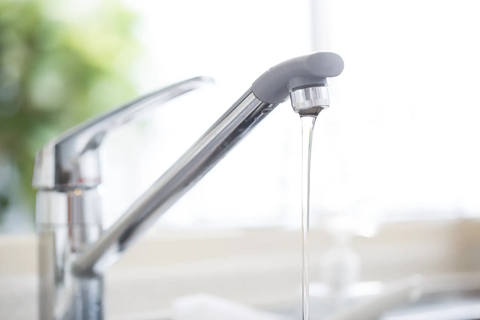 キッチンの蛇口水漏れの原因は?応急処置・修理・業者選びを徹底解説