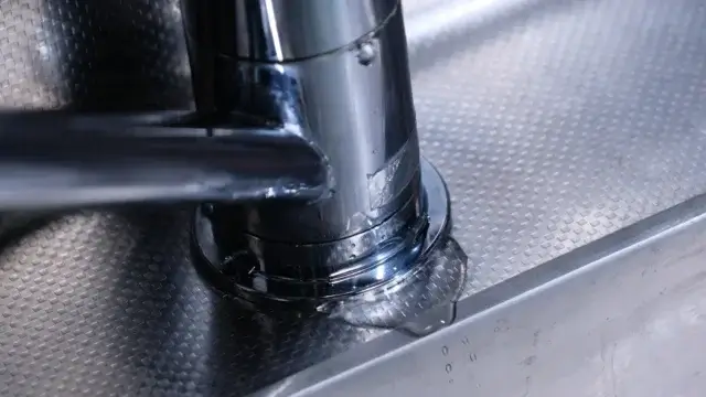 キッチンの蛇口水漏れ箇所と原因を特定する