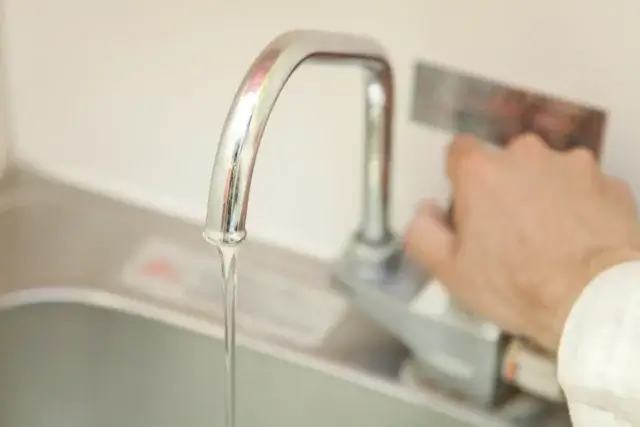キッチンの蛇口水漏れ修理の応急処置とDIYの限界